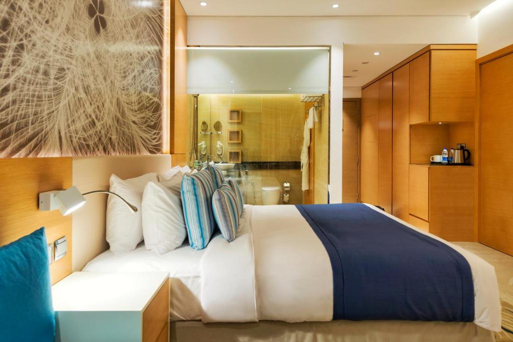 Двухместный (Улучшенный двухместный номер с 1 кроватью и доступом на собственный пляж отеля) курортного отеля Royal Central Hotel The Palm, Дубай