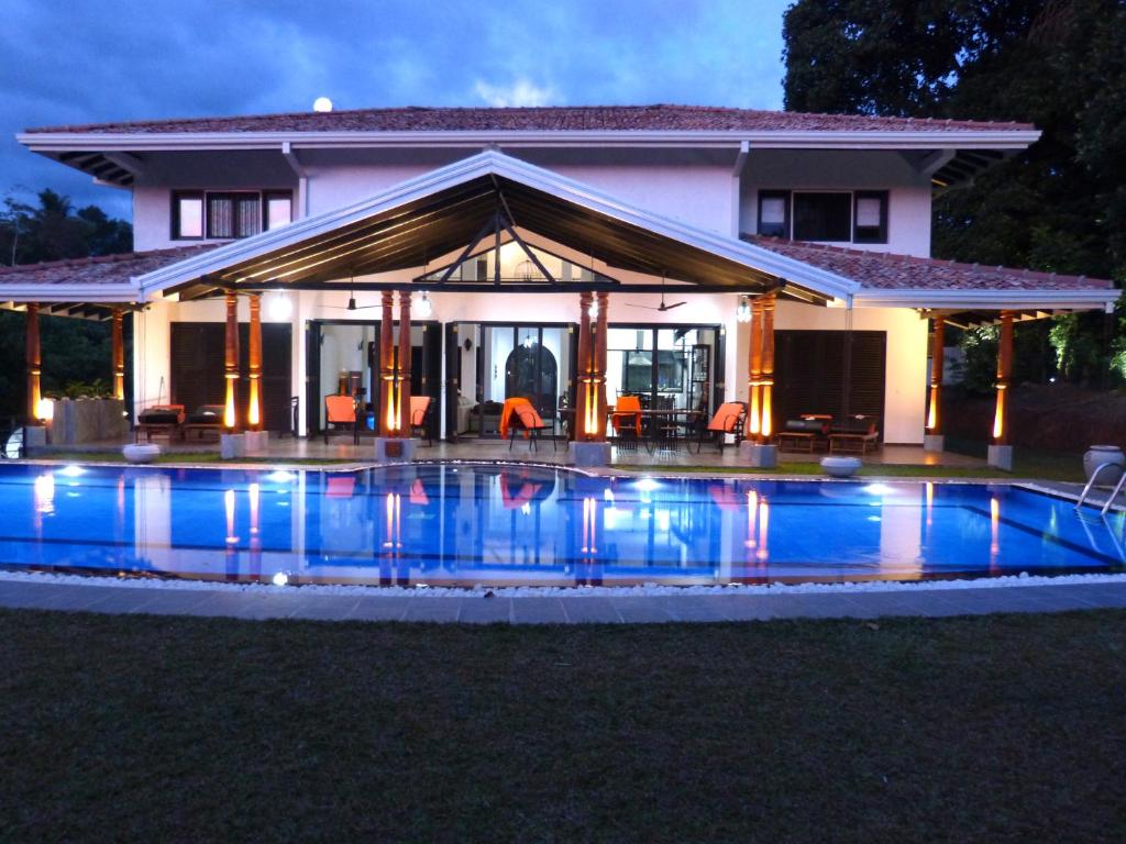 Виллы на шри ланке. Villa Unawatuna Шри. Tropical Villa Шри Ланка. Шри Ланка вилла с бассейном. Отель виллы Шри-Ланка.