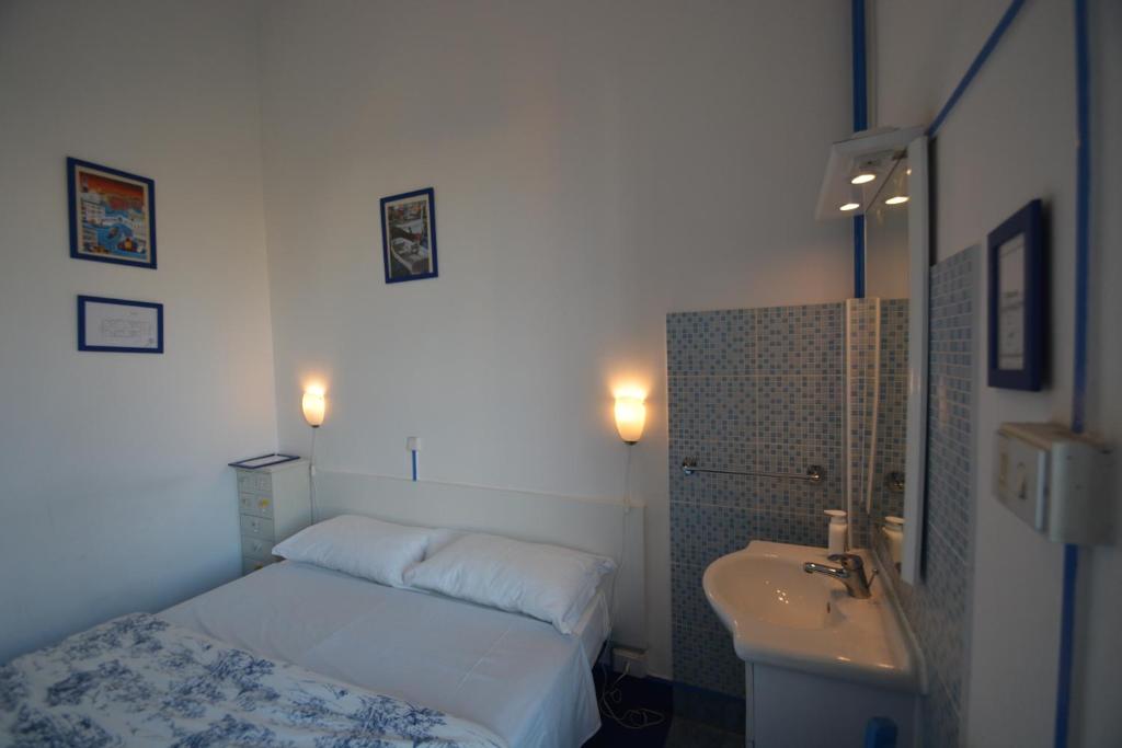 Двухместный (Двухместный номер эконом-класса с 1 кроватью или 2 отдельными кроватями и собственной внешней ванной комнатой) отеля Olympia Hotel, Генуя