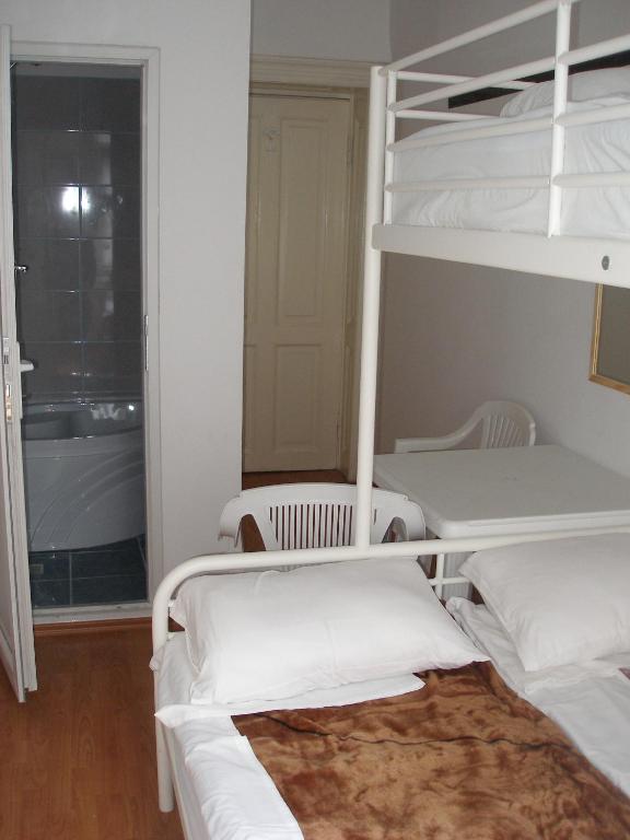 Номер (Односпальная кровать в общем номере с 3 кроватями и душем) хостела Kretan Hostel, Бухарест