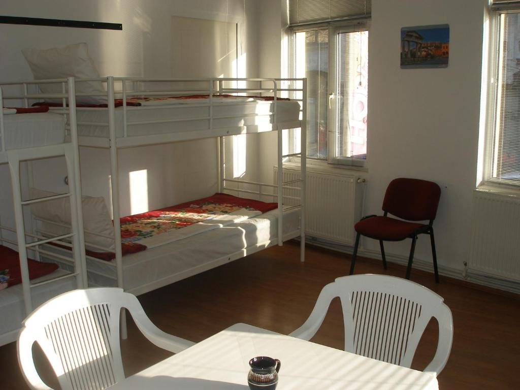 Номер (Односпальная кровать в общем номере с 4 кроватями) хостела Kretan Hostel, Бухарест