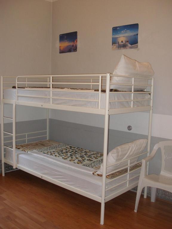 Номер (Односпальная кровать в общем 4-местном номере с душем) хостела Kretan Hostel, Бухарест