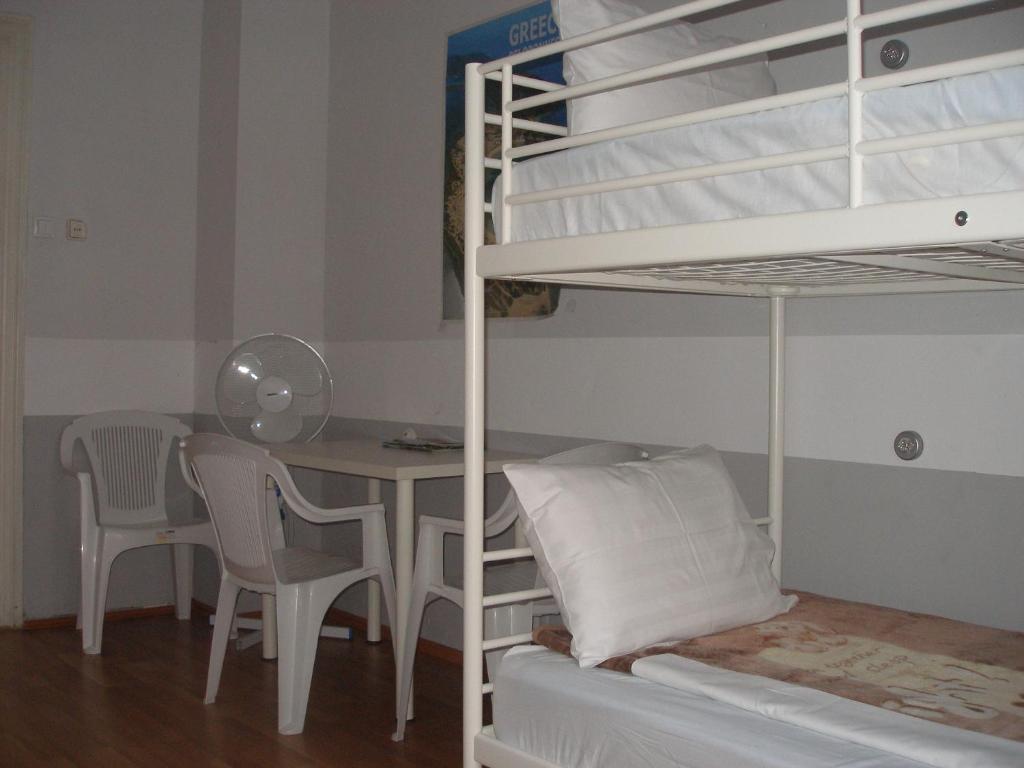 Номер (Односпальная кровать в общем 4-местном номере с душем), Kretan Hostel