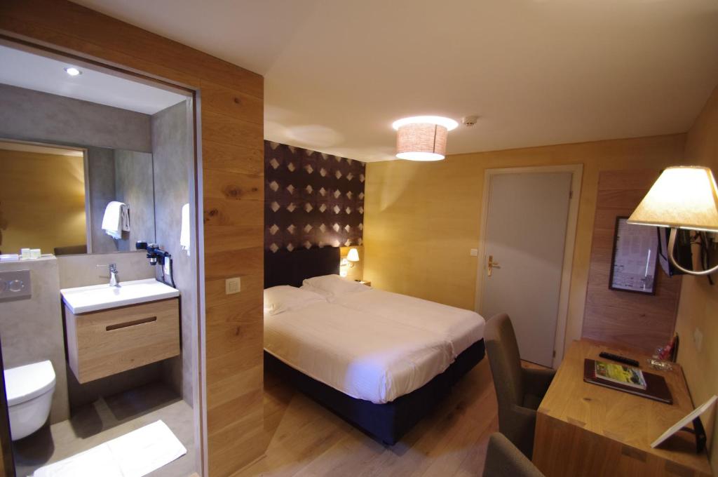 Двухместный (Двухместный номер «Комфорт» с 1 кроватью) отеля Logis Hostellerie De La Claire Fontaine, Ла-Рош-ан-Арден