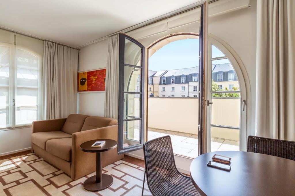 Апартаменты (Апартаменты с балконом) апарт-отеля Hipark Design Suites Serris-Val d'Europe, Серри