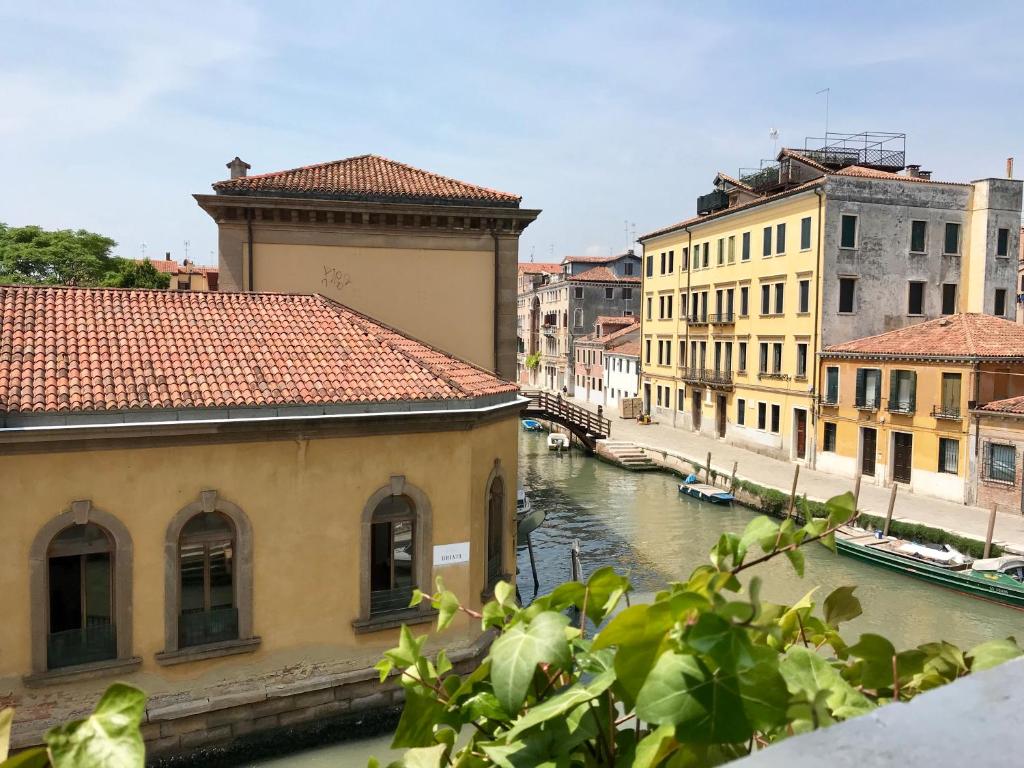 Двухместный (Улучшенный двухместный номер с 1 кроватью и видом на канал) отеля Alla Corte Rossa, Венеция