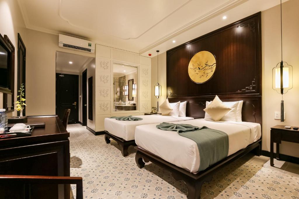 Двухместный (Super Deluxe Twin Room with Balcony and River View) отеля Laluna Hoi An Riverside Hotel & Spa, Хойан