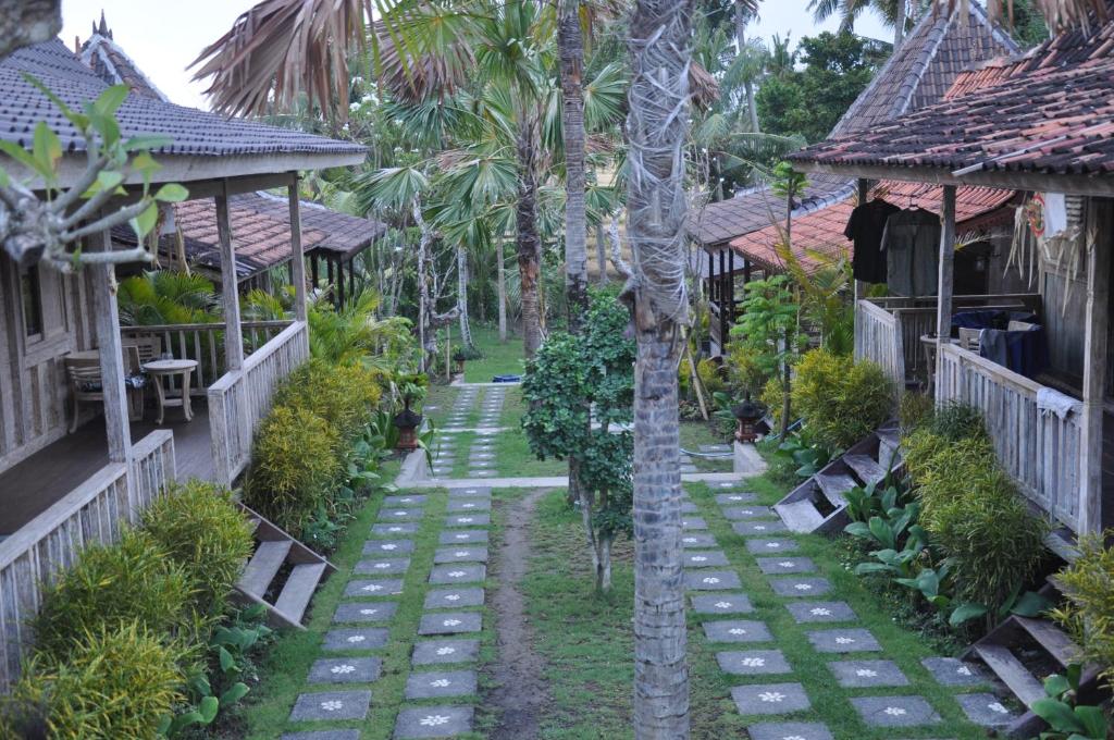 Номер (Бунгало Делюкс с видом на сад) парк-отеля Kubudiuma Villas Bali, Чангу