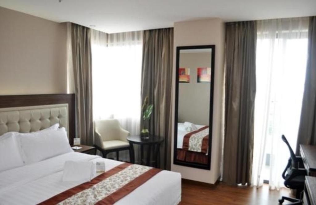 Двухместный (Номер Делюкс с кроватью размера «queen-size» и доступом в спа-центр) отеля ACE Hotel and Suites, Манила