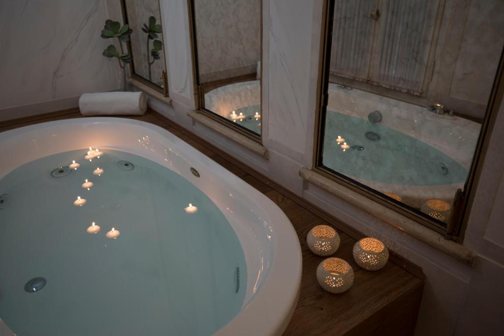 Сьюит (Luxury Apartment with Jacuzzi and Turkish Bath - Separate Building), Palazzo Paruta