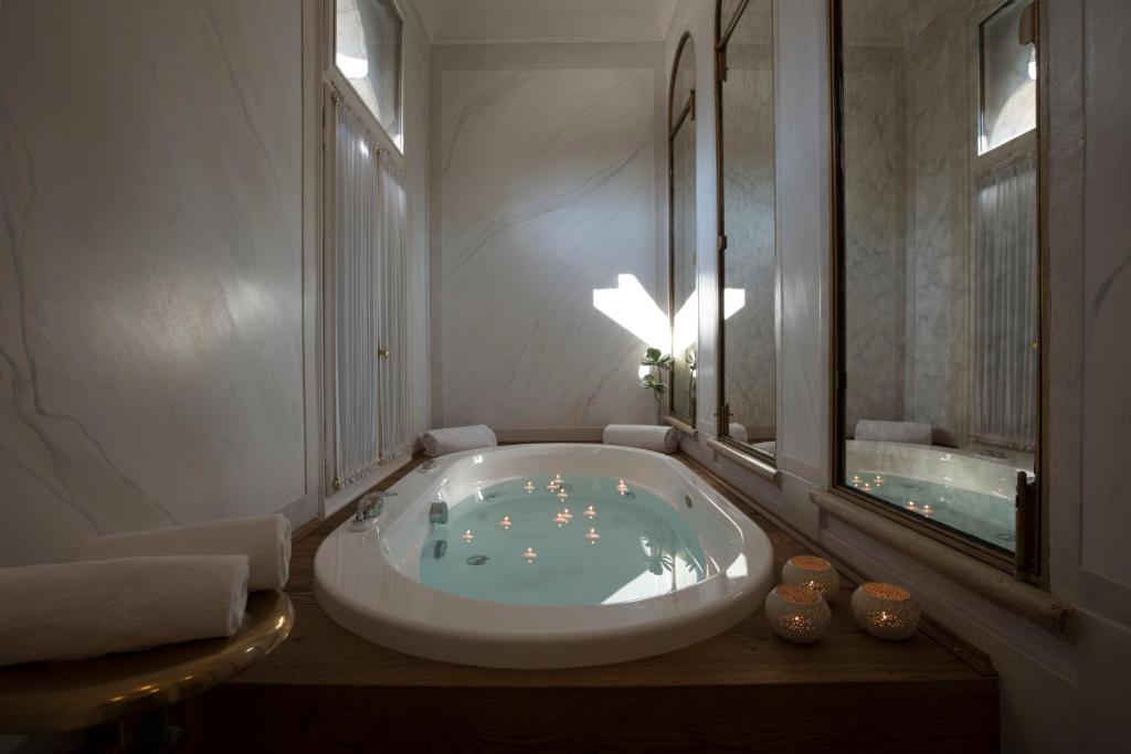 Сьюит (Luxury Apartment with Jacuzzi and Turkish Bath - Separate Building), Palazzo Paruta