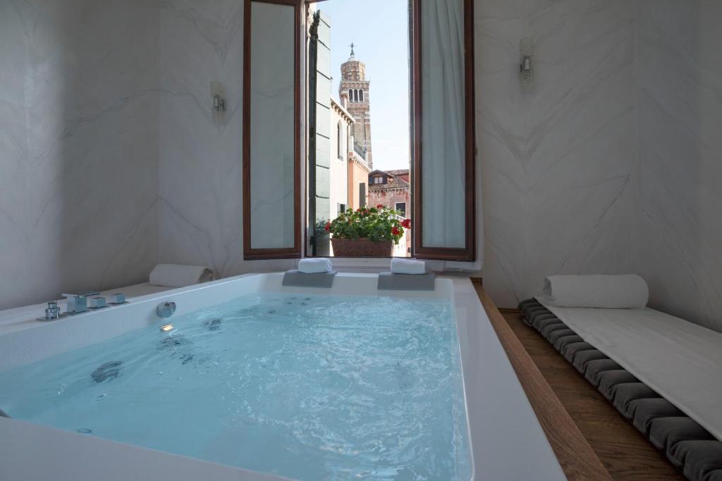 Сьюит (Royal Apartment with Jacuzzi - Separate Building), Palazzo Paruta