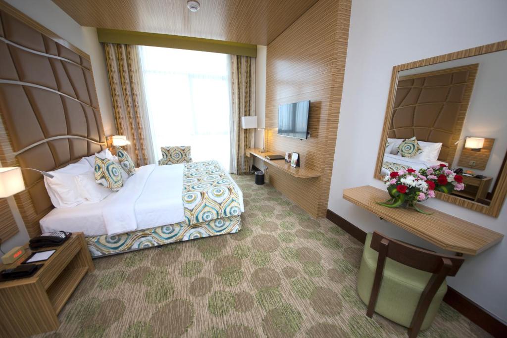 Двухместный (Номер Делюкс с кроватью размера «king-size» и видом на небоскреб Бурдж-Халифа) отеля Best Western Plus Pearl Creek Hotel, Дубай