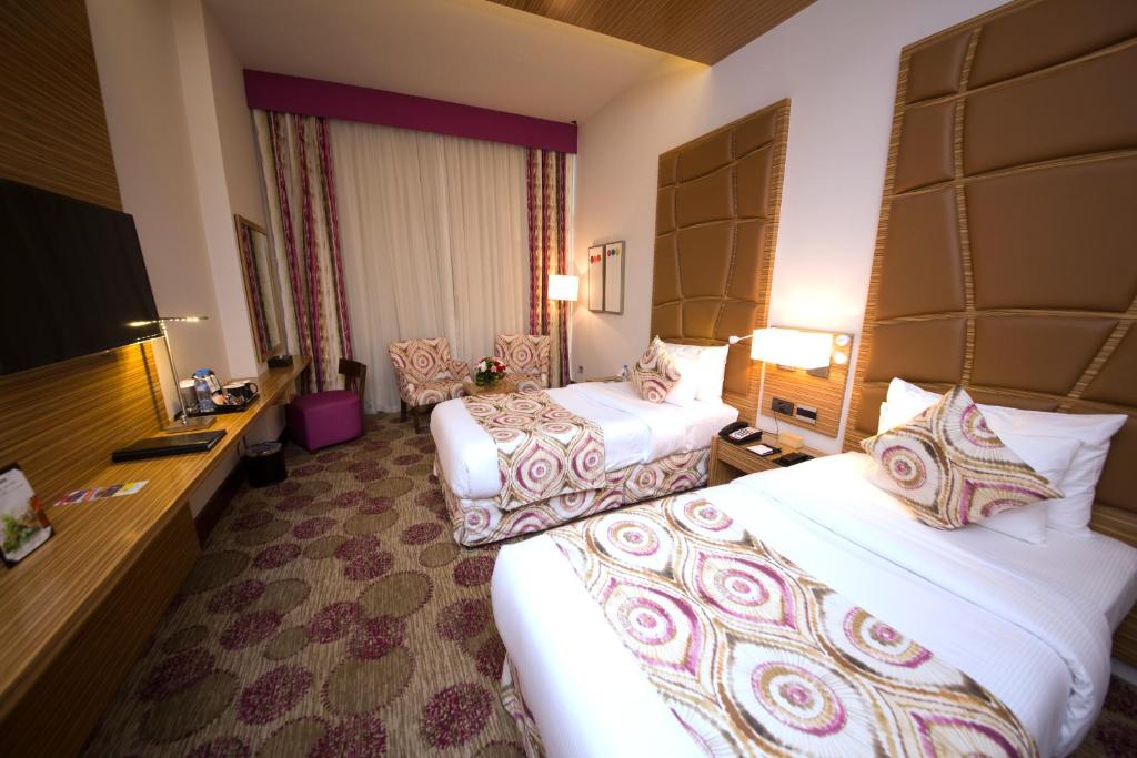 Семейный (Трехместный номер Делюкс, вид на башню «Бурдж Халифа») отеля Best Western Plus Pearl Creek Hotel, Дубай