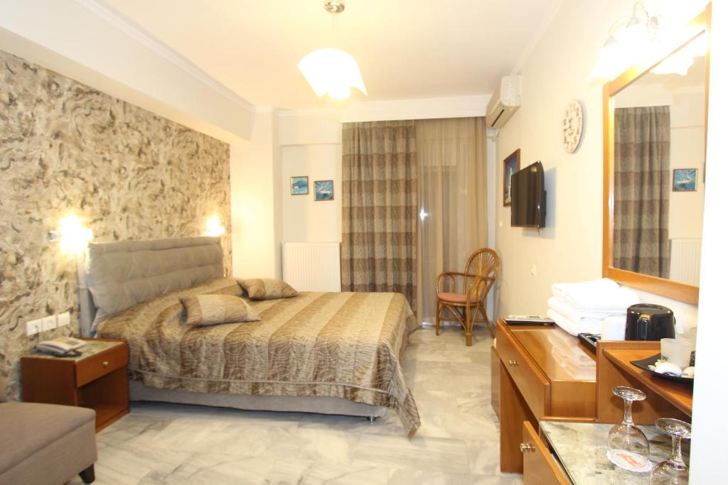 Двухместный (Улучшенный двухместный номер с 1 кроватью или 2 отдельными кроватями) отеля Hotel Mallas, Неа-Калликратия
