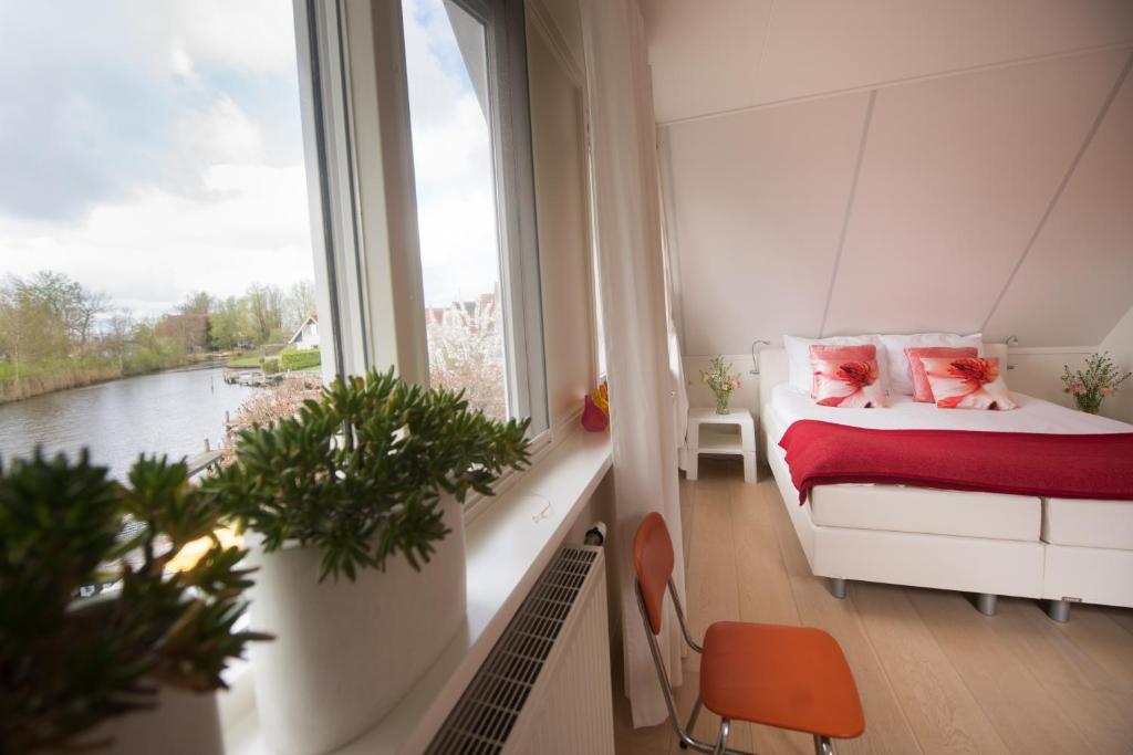 Двухместный (Стандартный двухместный номер с 1 кроватью, вид на озеро) отеля Villa Envie, Гронинген