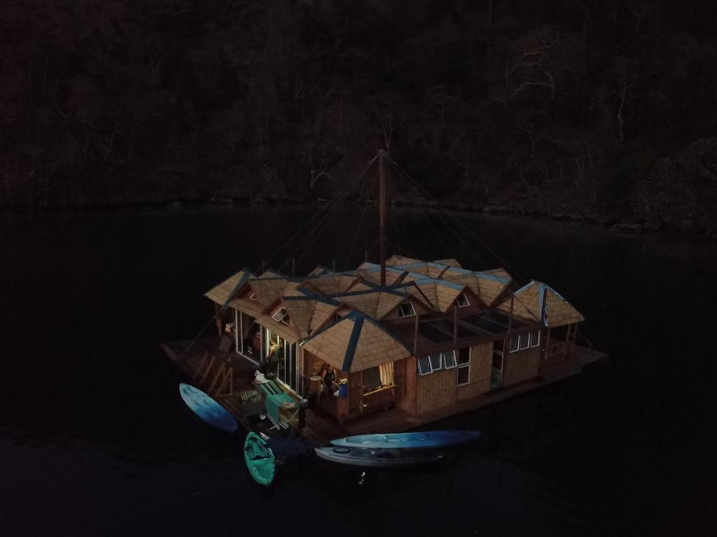 Сьюит (Люкс с видом на море), Paolyn Floating House Restaurant