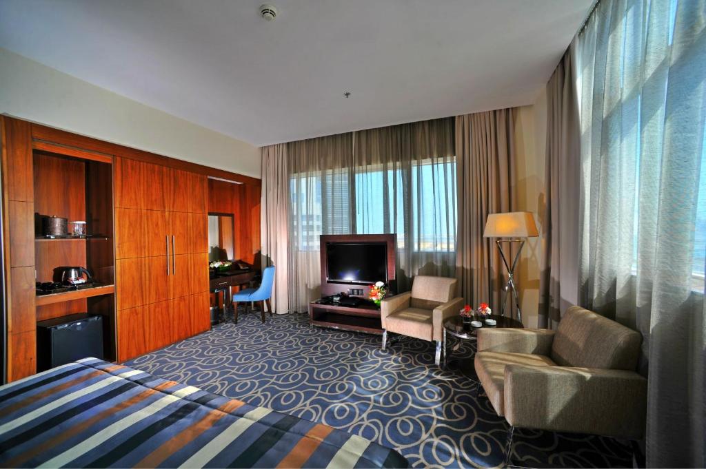 Двухместный (Представительский номер с кроватью размера «king-size» и видом на город, скидка 20% на еду и напитки) отеля Ramada Abu Dhabi Corniche, Абу-Даби