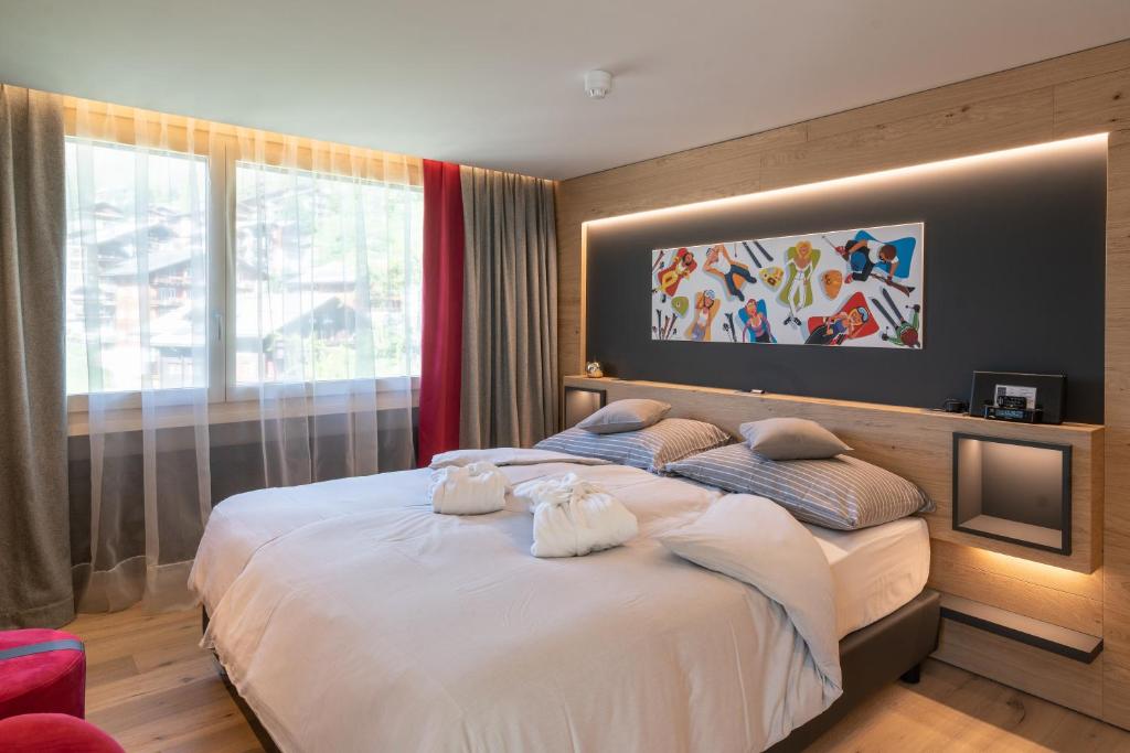 Двухместный (Улучшенный двухместный номер с 1 кроватью или 2 отдельными кроватями и балконом) отеля Hotel Eden Wellness, Церматт