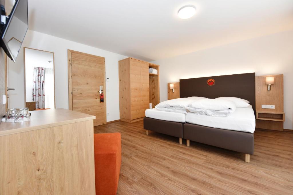 Двухместный (Двухместный номер «Комфорт» с 1 кроватью) отеля Hotel Alpenfeuer Montafon, Партенен