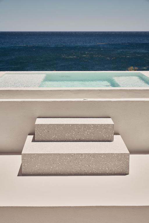 Сьюит (Люкс Storia с панорамным видом на море и гидромассажной ванной на открытом воздухе) отеля Istoria, Периволос