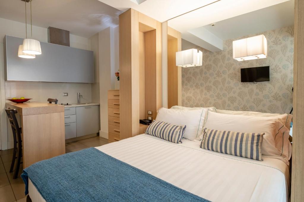 Двухместный (Улучшенный двухместный номер с 1 кроватью и видом на море) отеля Le Rose Suite Hotel, Римини