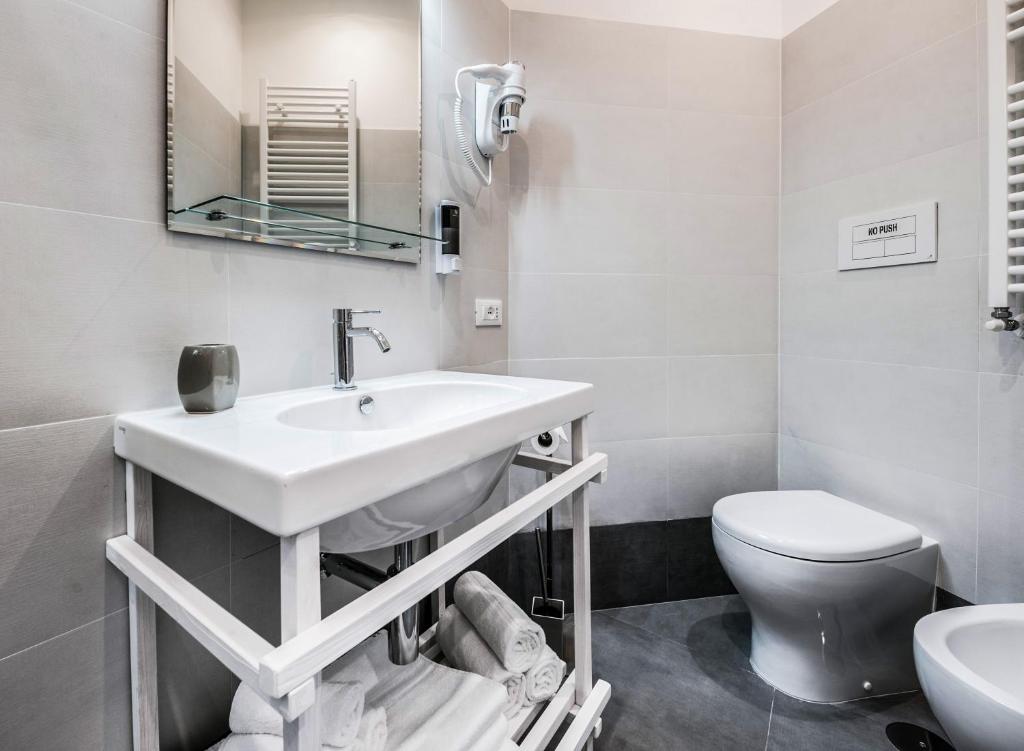 Трехместный (Трехместный номер с собственной ванной комнатой) гостевого дома Lele Rooms San Lorenzo, Рим