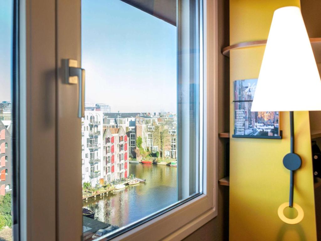 Двухместный (Номер «Премиум» с двуспальной кроватью, вид на канал) отеля ibis Amsterdam Centre Stopera, Амстердам