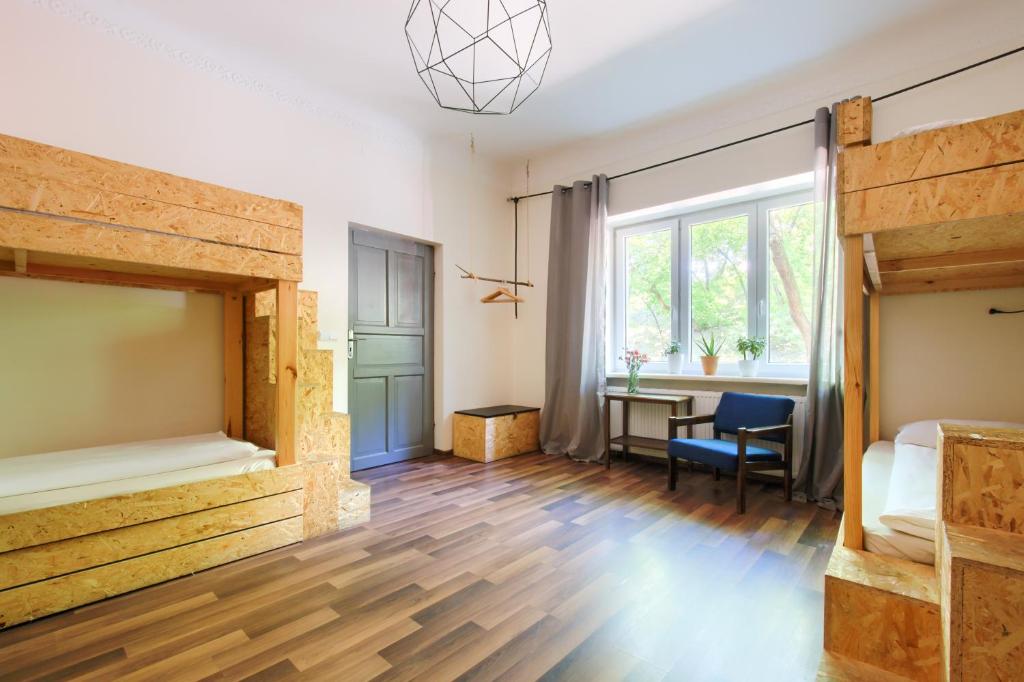 Номер (Спальное место на двухъярусной кровати в общем номере для мужчин и женщин) хостела Lull Hostel, Варшава