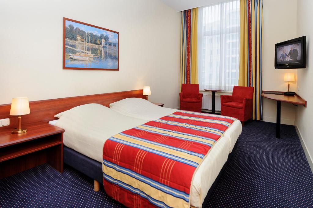 Двухместный (Двухместный номер «Комфорт» с 2 отдельными кроватями и ванной) отеля Boulevard Hotel Scheveningen, Схевенинген