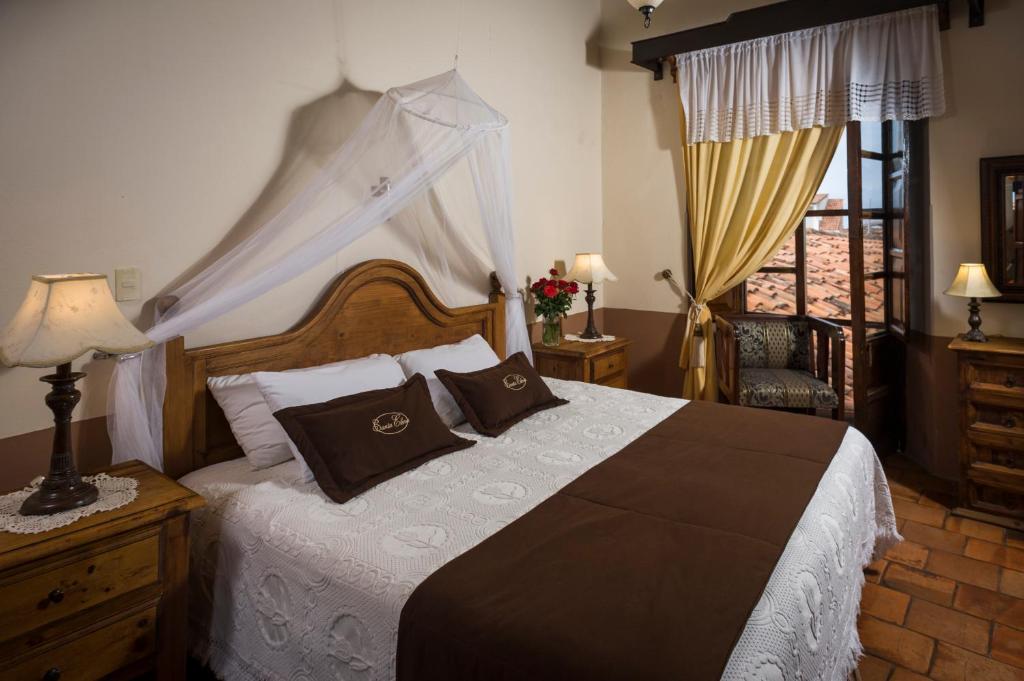 Двухместный (Номер с кроватью размера «king-size») отеля Hotel Meson de Santa Elena, Маскоте