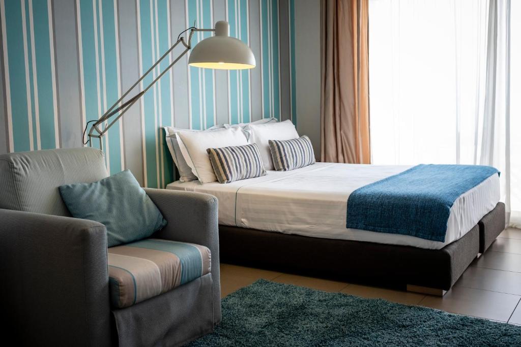 Сьюит (Полулюкс с боковым видом на море и доступом в спа-центр) отеля Le Rose Suite Hotel, Римини