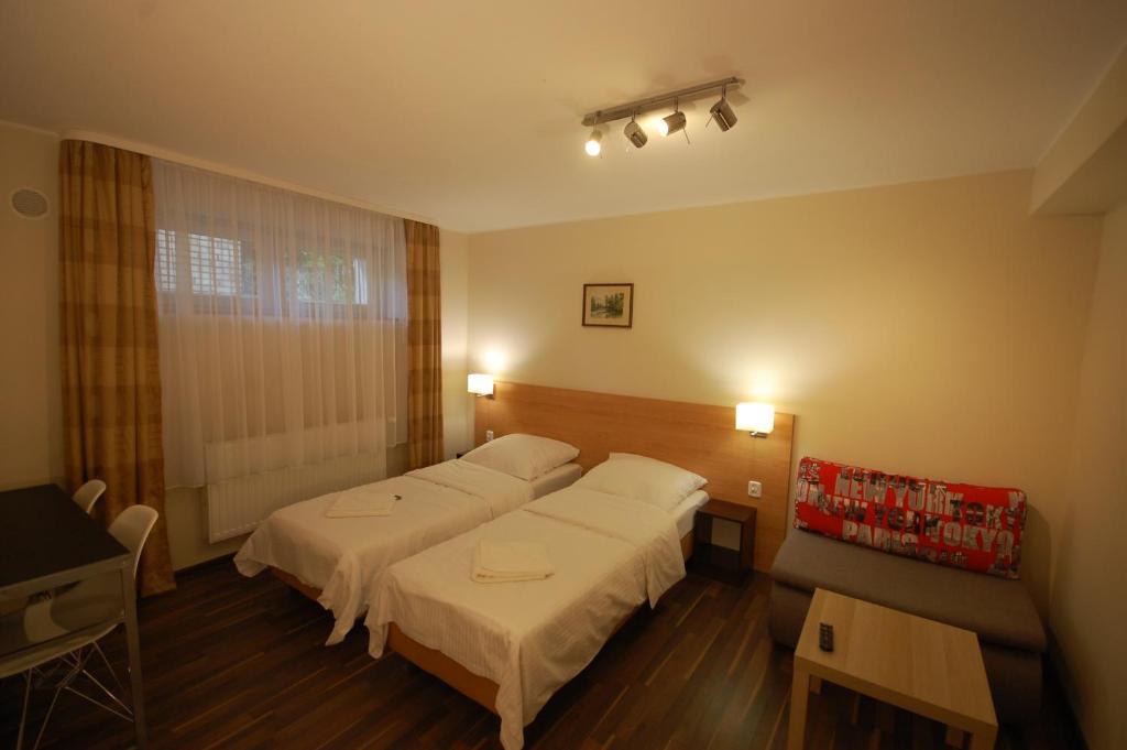 Двухместный (Двухместный номер с дополнительной кроватью на цокольном этаже) отеля Hipnotic Hostel, Сопот