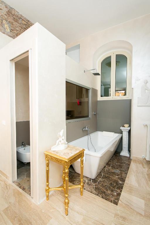 Двухместный (Двухместный номер Делюкс с 1 кроватью и ванной) гостевого дома Nerva Accomodation Cavour, Рим