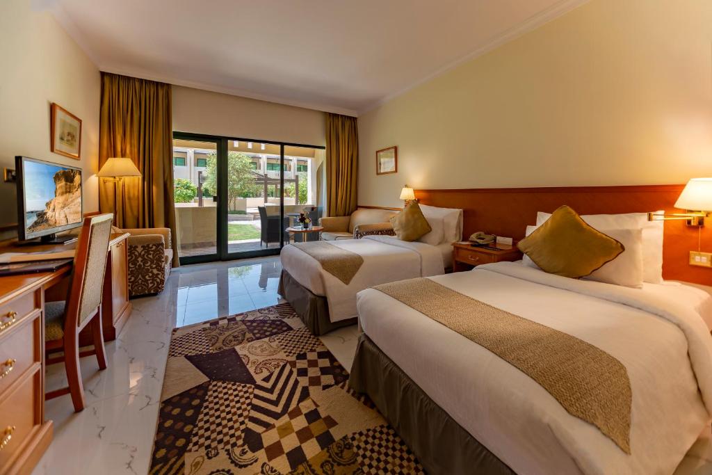 Двухместный (Стандартный двухместный номер с 1 двуспальной или 2 отдельными кроватями и видом на бассейн) отеля Golden Tulip Nizwa Hotel, Низва