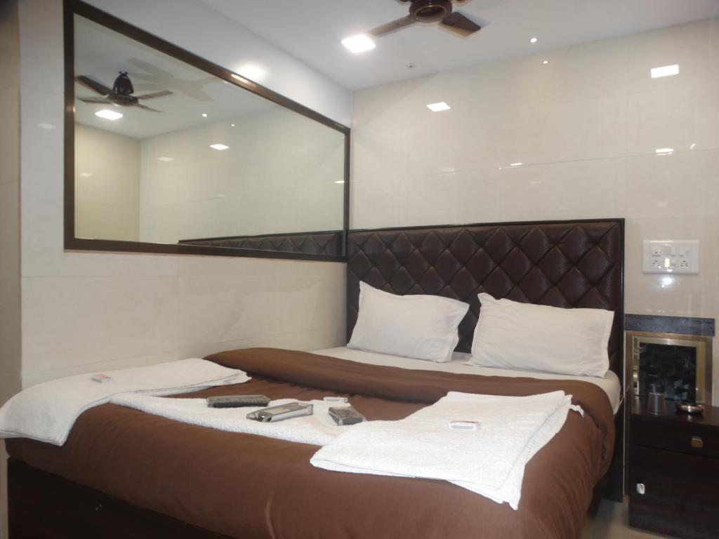 Двухместный (Двухместный номер Делюкс с 1 кроватью - без кондиционера) отеля Hotel Qamar, Мумбай