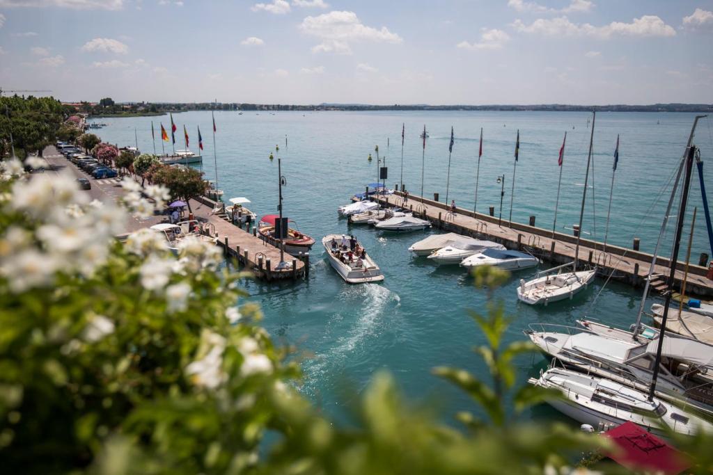 Сьюит (Полулюкс с балконом и видом на озеро, доступ в спа-центр), Hotel Sirmione