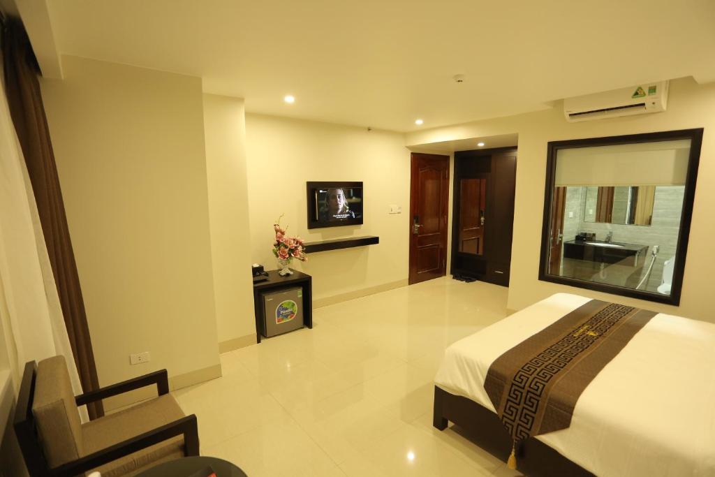 Двухместный (Стандартный номер с кроватью размера «king-size») отеля Khách Sạn Trống Đồng, Тхань Хоа