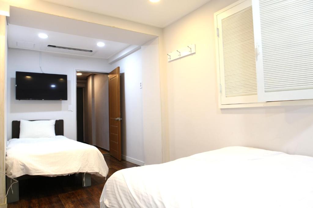 Двухместный (Улучшенный двухместный номер с 1 кроватью и отдельной ванной комнатой) отеля Charm Hotel, Сеул