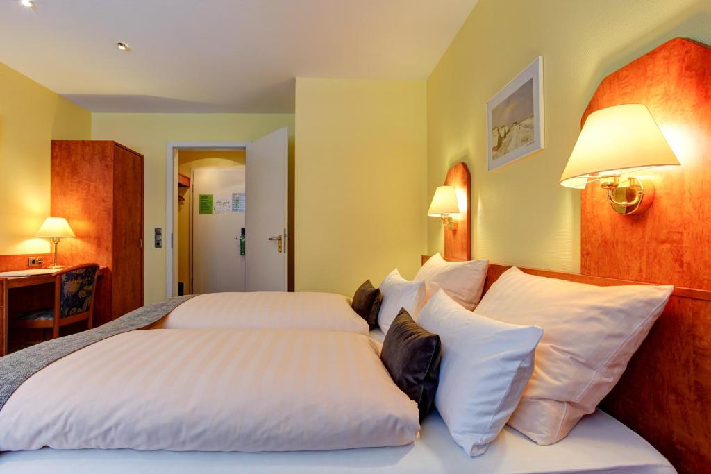 Двухместный (Просторный двухместный номер с 2 отдельными кроватями) отеля Fock & Oben, Гамбург