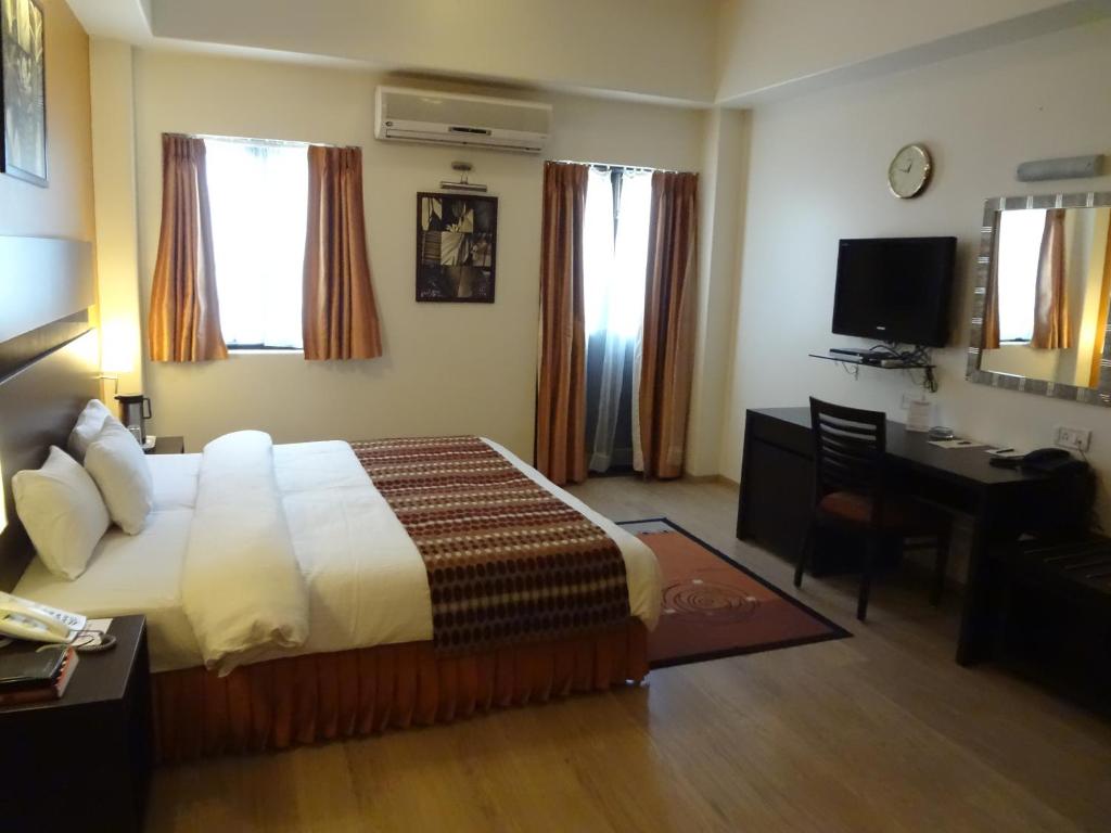 Двухместный (Трехместный номер Делюкс) отеля Chateau Windsor Hotel, Мумбай