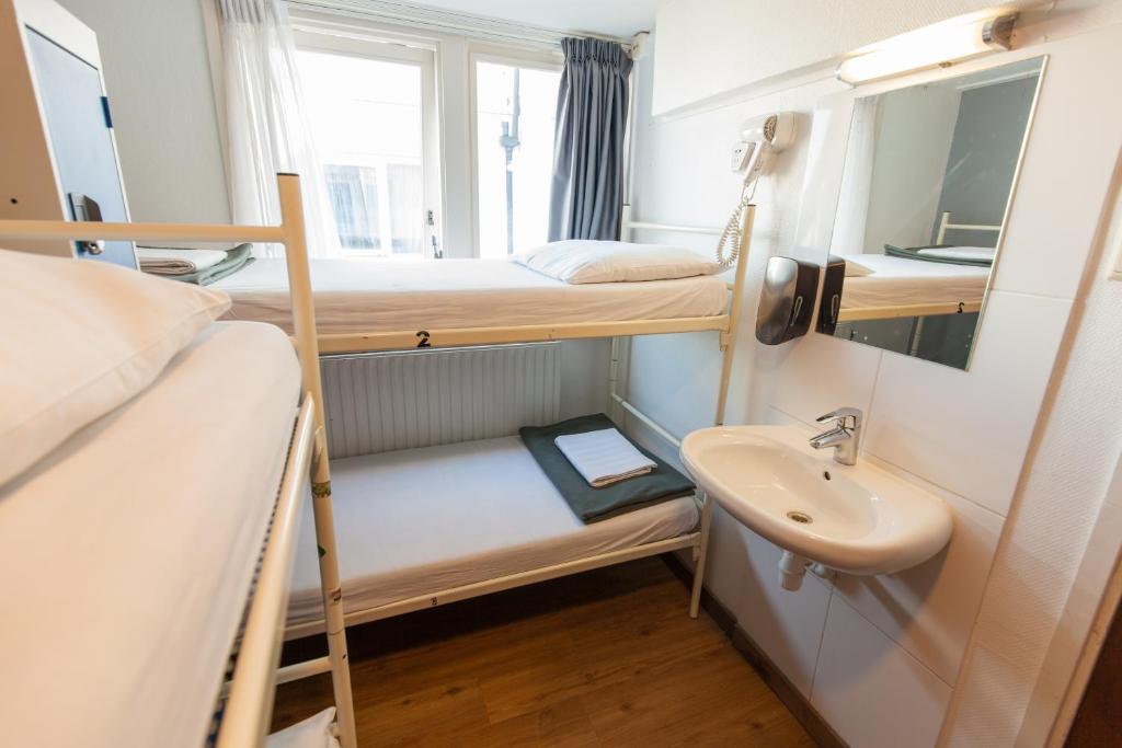 Номер (Отдельный номер с 6 кроватями и общей ванной комнатой) отеля Travel Hotel Amsterdam, Амстердам