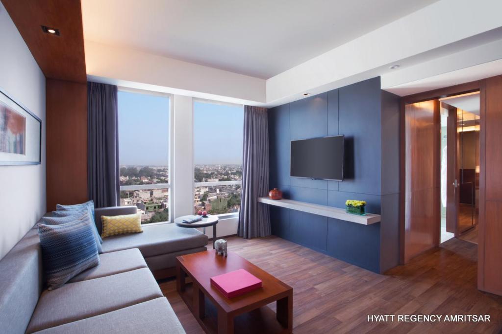 Сьюит (Regency Suite With Unlimited Cocktail Hours from 6PM to 8PM daily,Golden Temple Transfer,15% discount on Food and Soft Beverage), Hyatt Amritsar