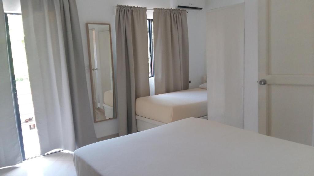 Двухместный (Стандартный номер с 1 двуспальной и 1 односпальной кроватями) отеля Hotel Zapata, Бока-Чика
