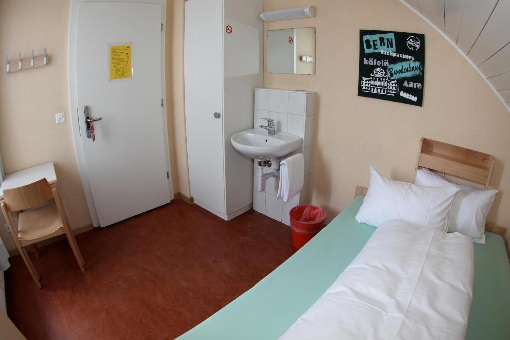 Двухместный (Небольшой двухместный номер с 1 кроватью и общей ванной комнатой) хостела Bern Backpackers Hotel Glocke, Берн