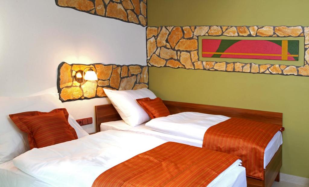 Двухместный (Двухместный номер с 1 кроватью или 2 отдельными кроватями и собственной ванной комнатой) отеля Hotel Vinopa, Густопече