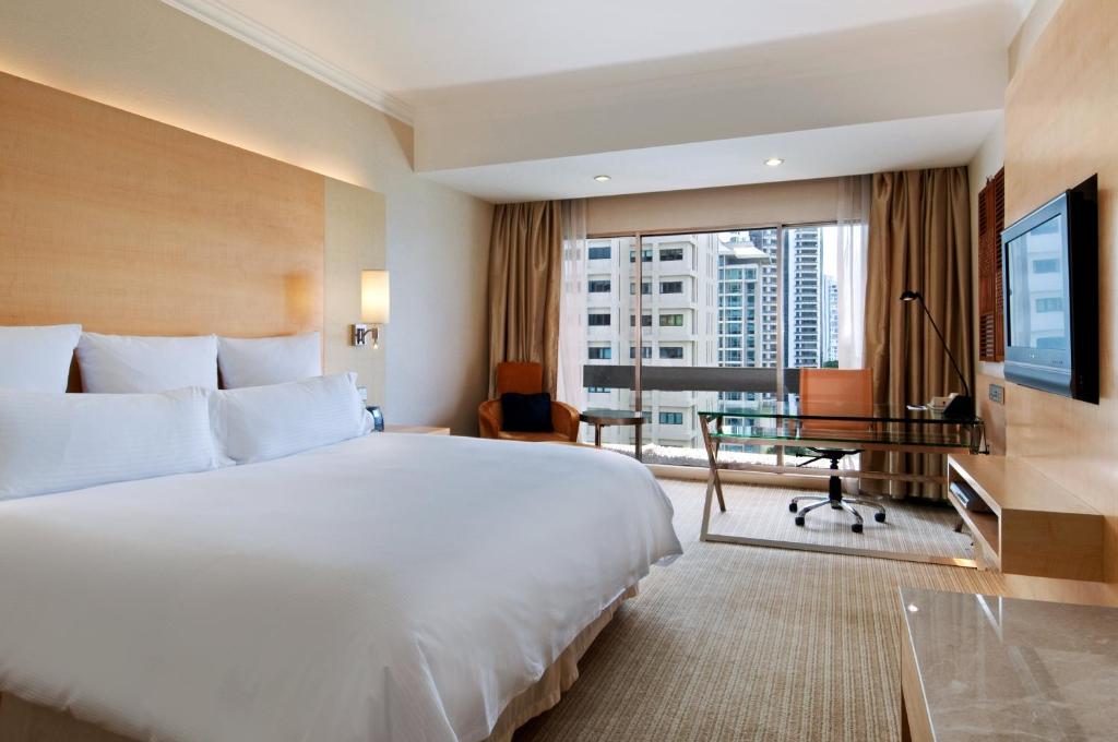 Трехместный (Номер Делюкс с кроватью размера «king-size») отеля Hilton Singapore, Сингапур (город)