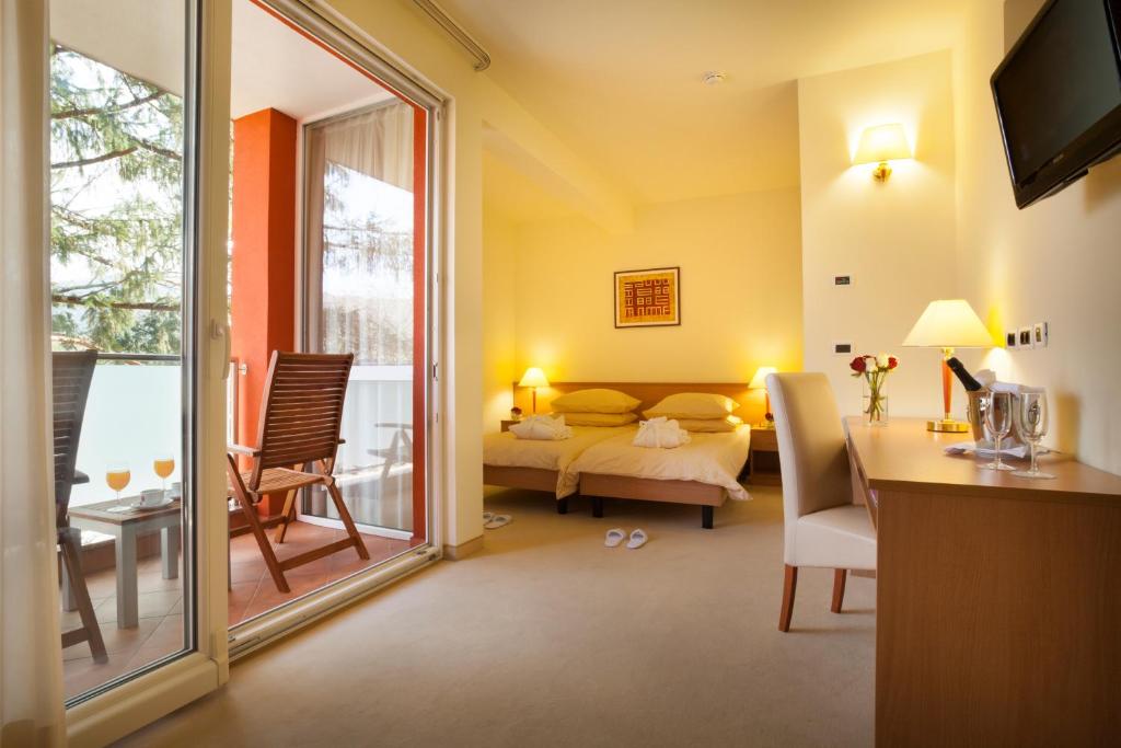Двухместный (Двухместный номер с 1 кроватью или 2 отдельными кроватями и балконом) отеля Istarske Toplice Health Spa Resort - Sv. Stjepan, Ливаде