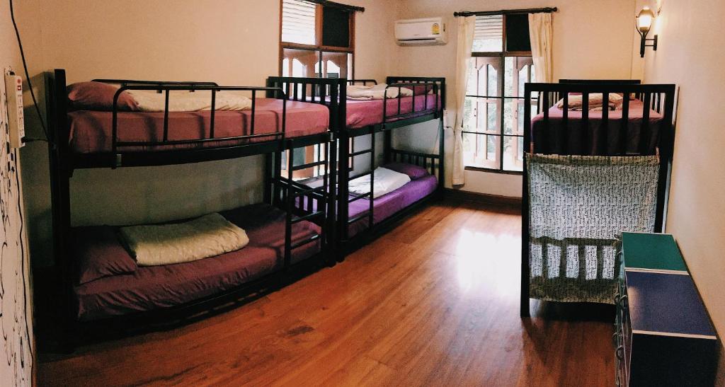 Номер (Спальное место на двухъярусной кровати в общем номере для мужчин и женщин) хостела Baan Mai Sak, Пай