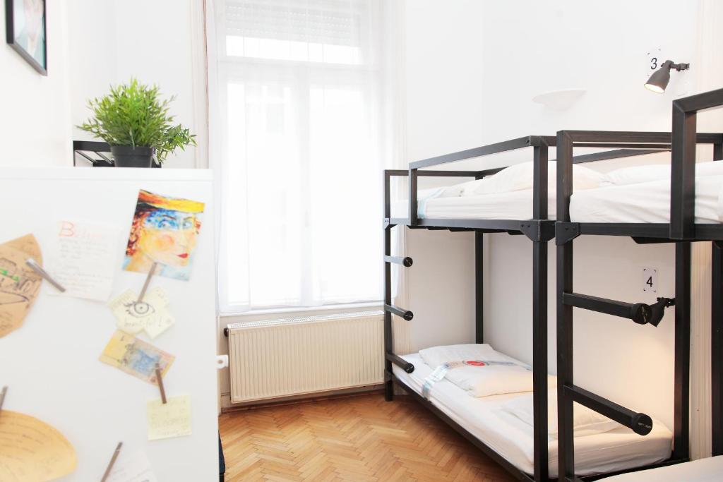 Номер (Односпальная кровать в общем четырехместном номере для мужчин и женщин) хостела Maverick Hostel & Ensuites, Будапешт